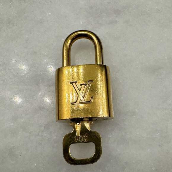 Louis Vuitton Lock and Key 304. - Picture 1 of 2